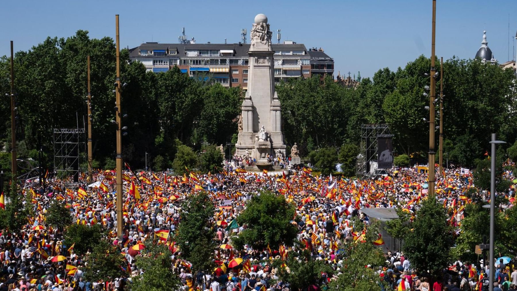 Manifestación contra Pedro Sánchez en la Plaza de España. (1)