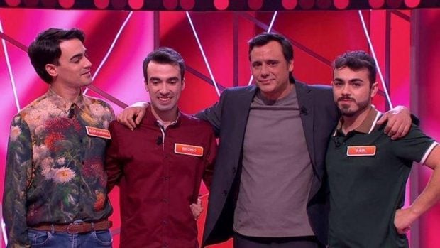 Los Mozos de Arousa junto a Ion Aramendi. (Mediaset)