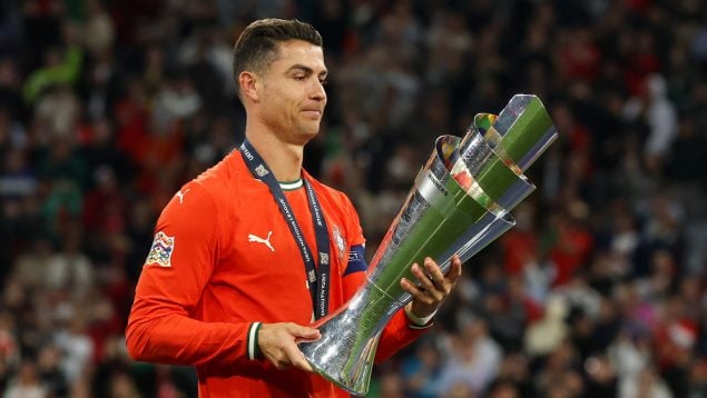 Cristiano Ronaldo con el trofeo de la Liga de las Naciones. (GETTY)