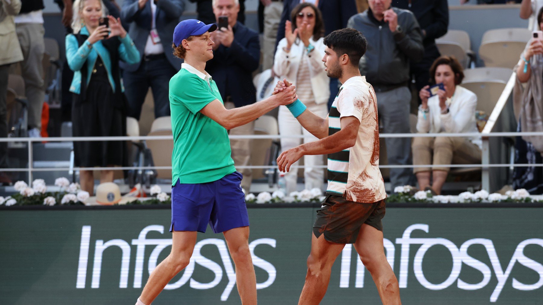 Alcaraz y Sinner se saludan tras la final de Roland Garros. (Getty)