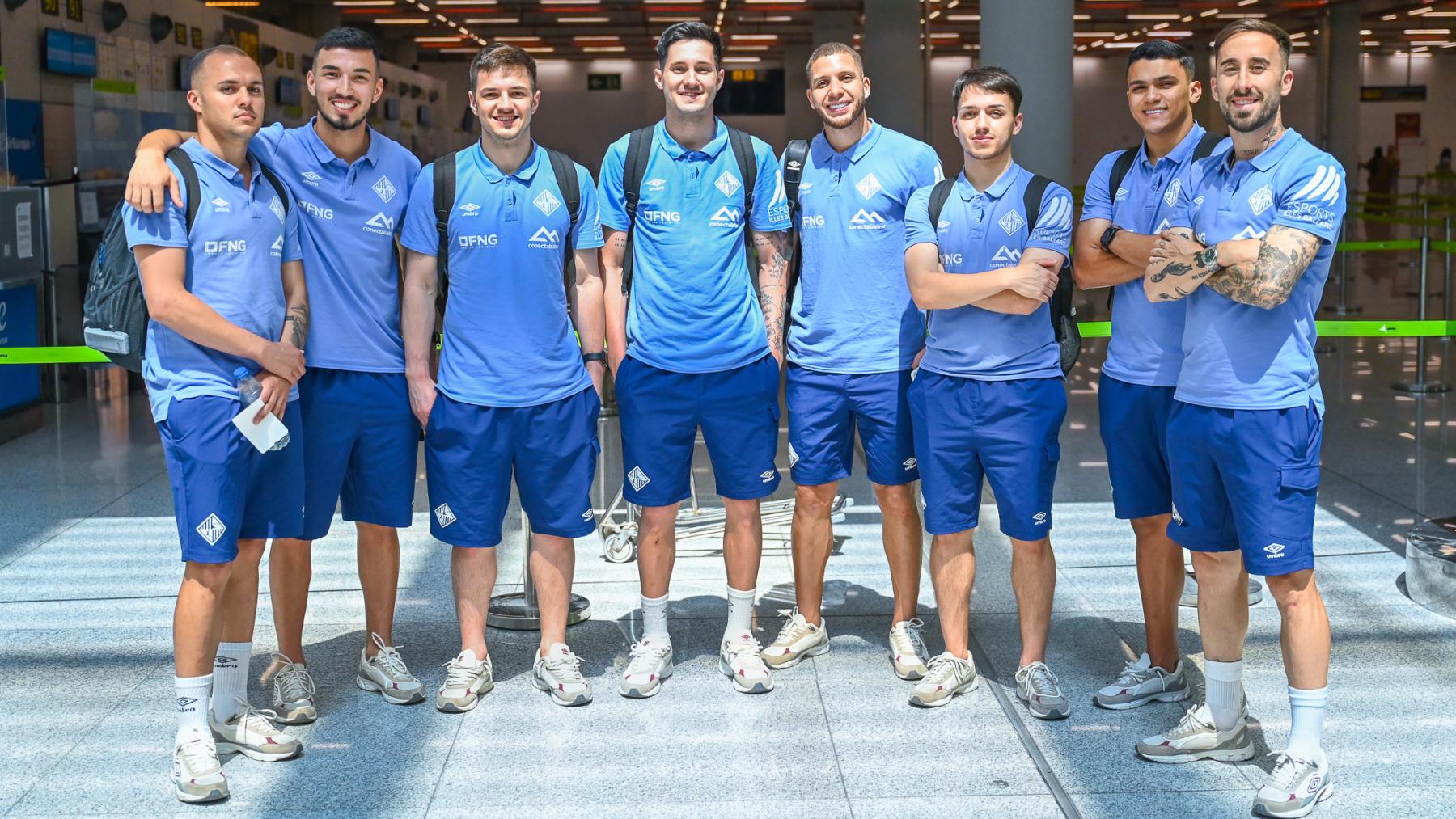 Jugadores del Illes Balears Palma Futsal posan en el Aeropuerto de Son Sant Joan antes de viajar a Barcelona (1)