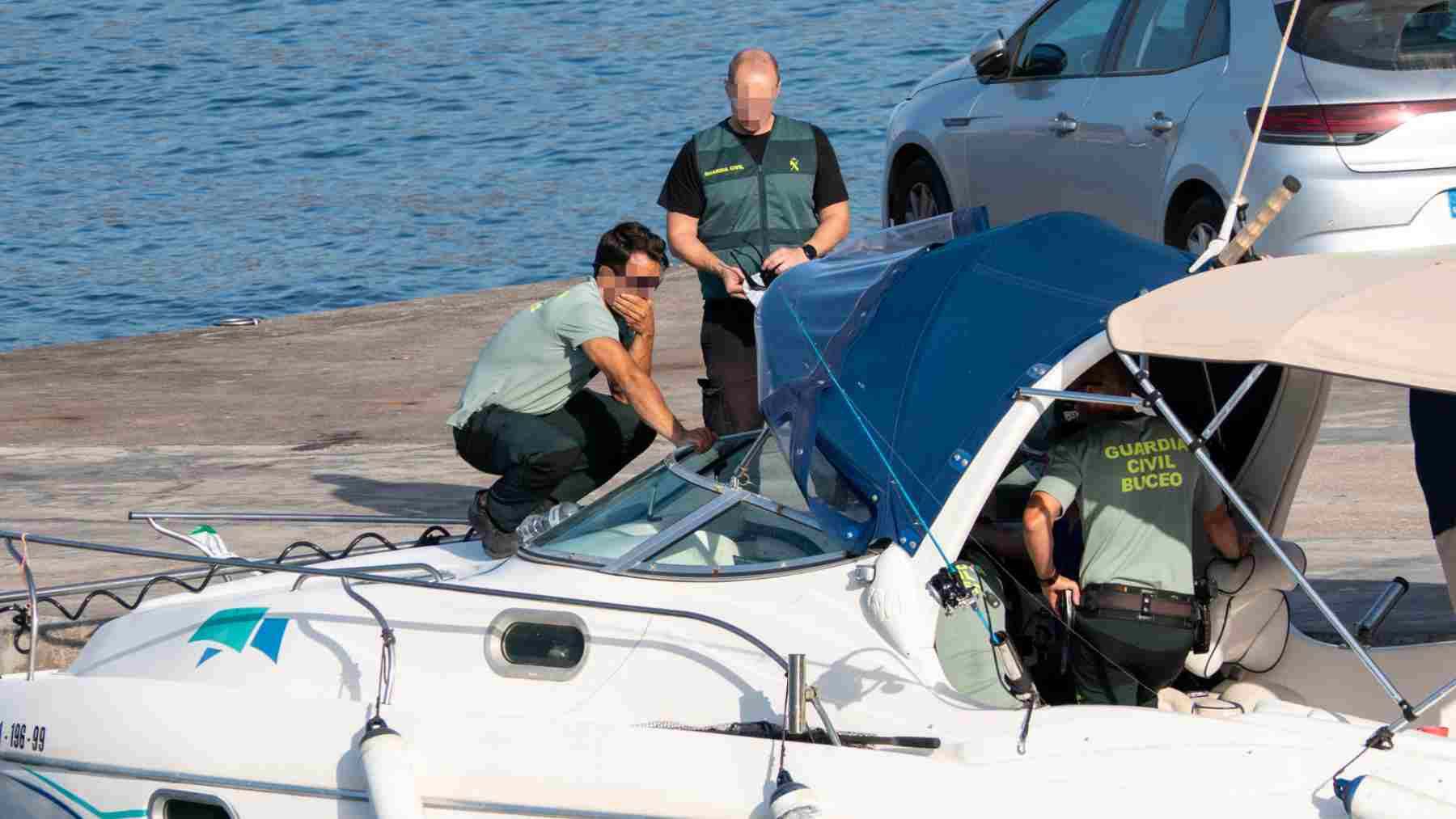 Dispositivo de GEAS y Salvamento Marítimo, esta martes en el Puerto de Sant Elm. EFE / Cati Cladera