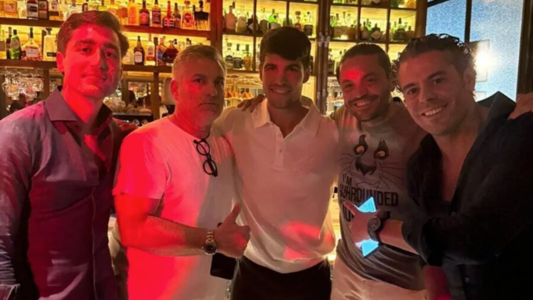 Carlos Alcaraz, junto a unos amigos en una imagen compartida en redes sociales.