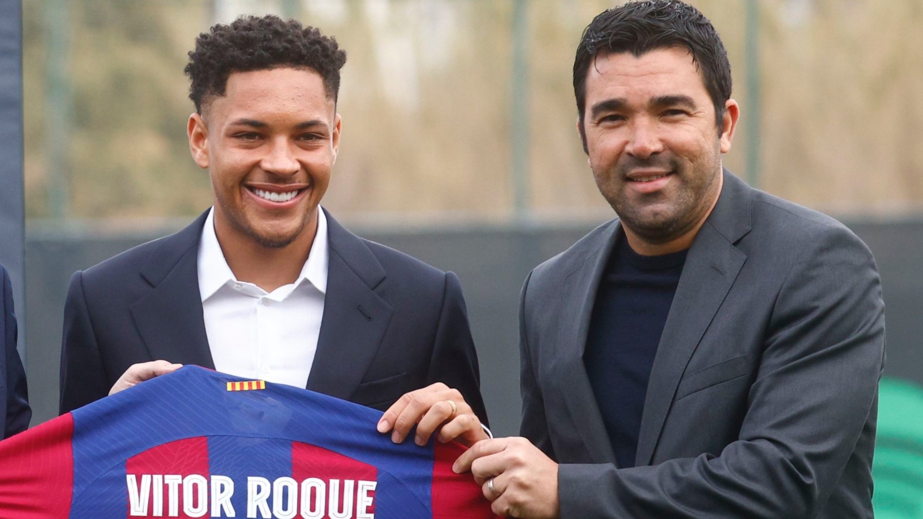 Vitor Roque y Deco, en la presentación del jugador con el Barça. (EFE)
