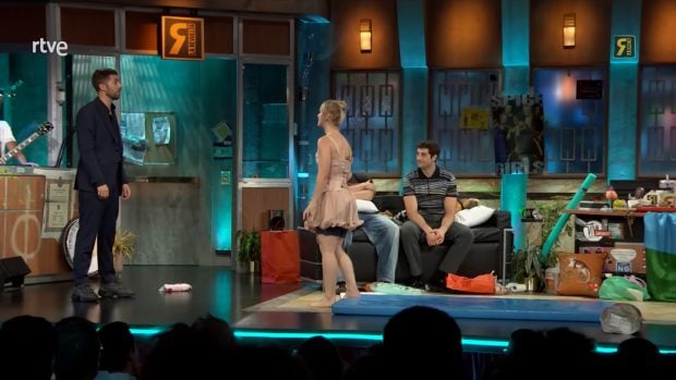 Clara Galle se dispone a hacer una acrobacia en La Revuelta. (RTVE)