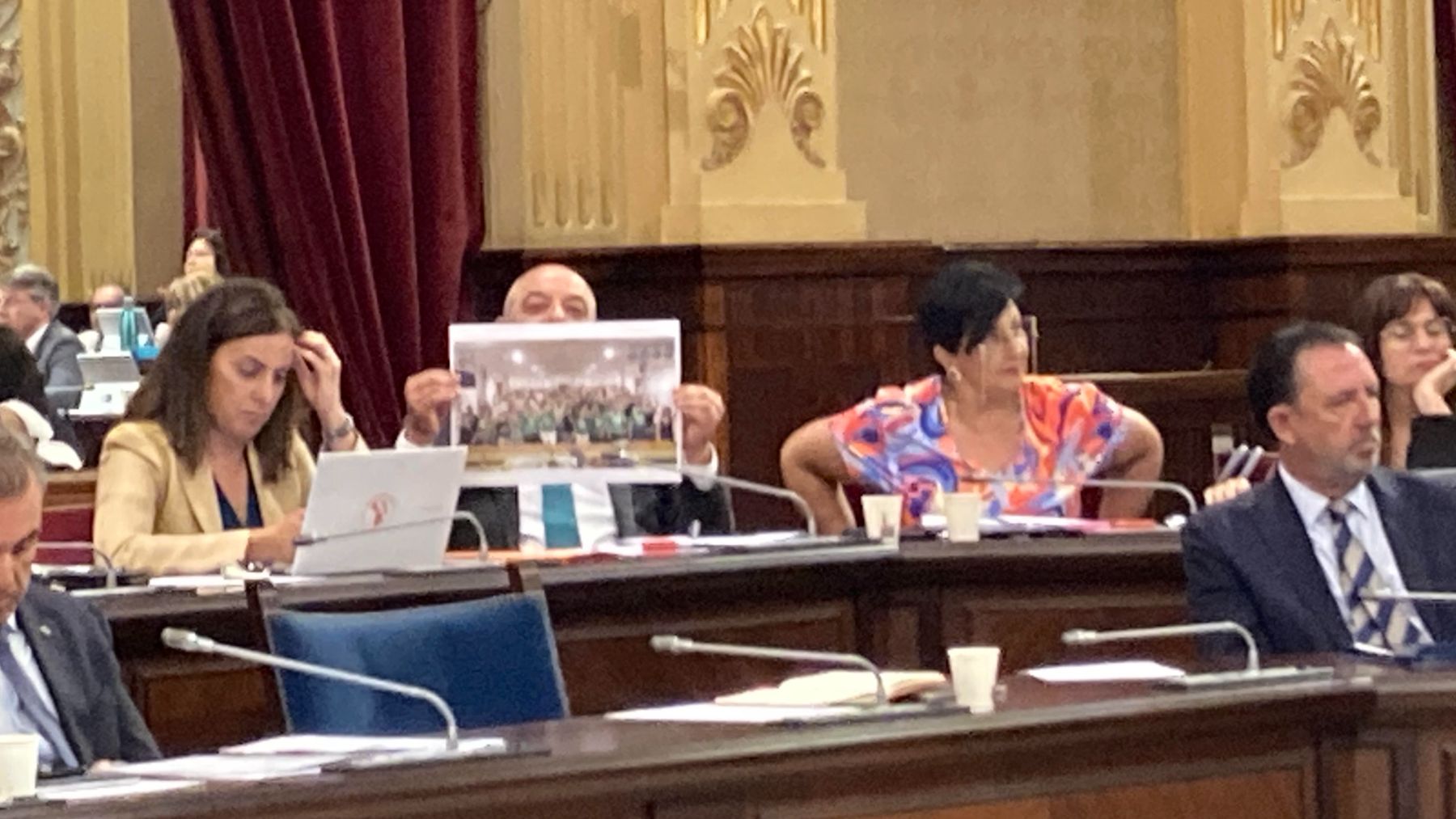 Sergio Rodríguez posa para OKBALEARES con la fotografía de la Asamblea de Docentes.