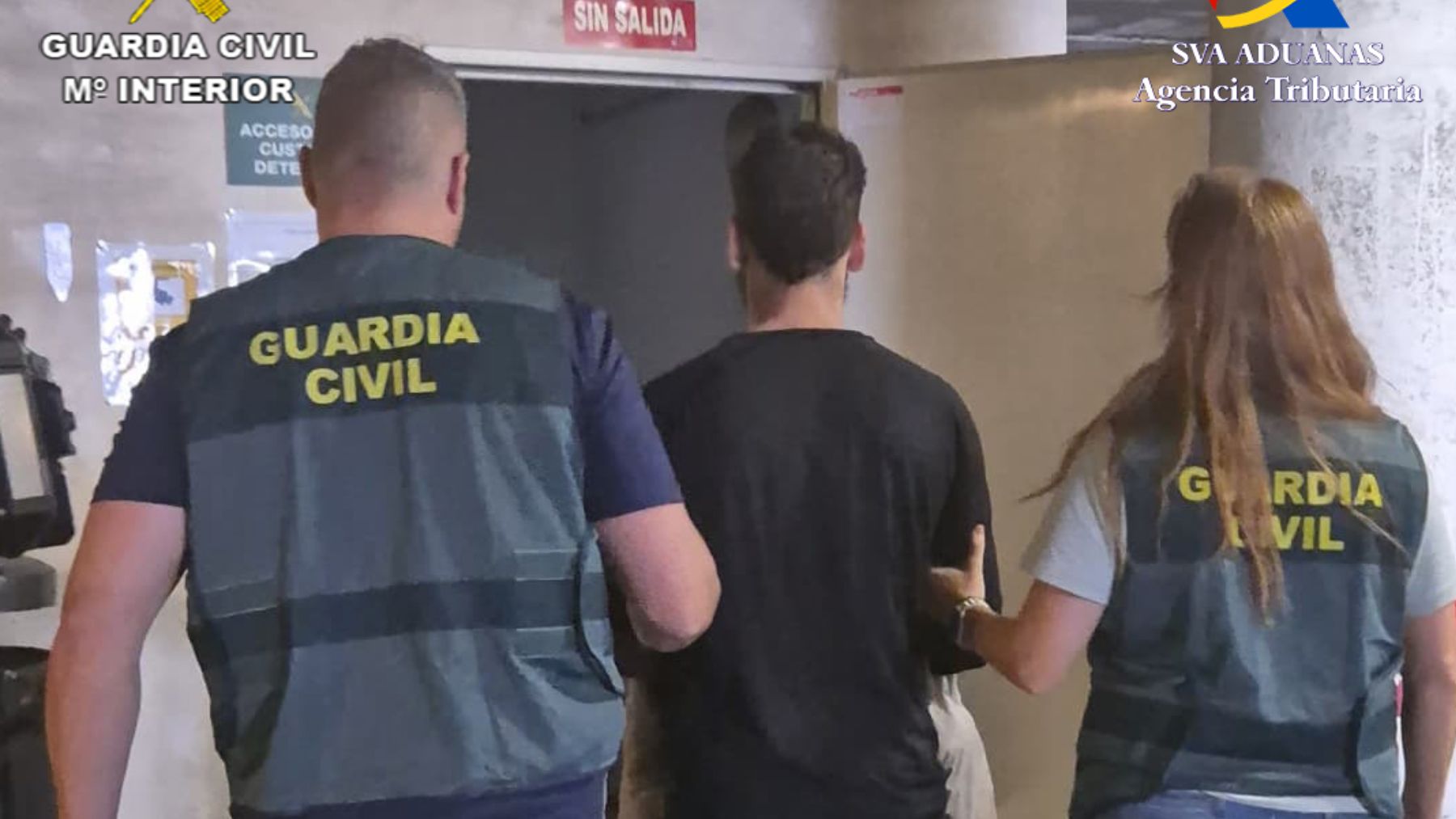 Agentes de la Guardia Civil con el detenido.