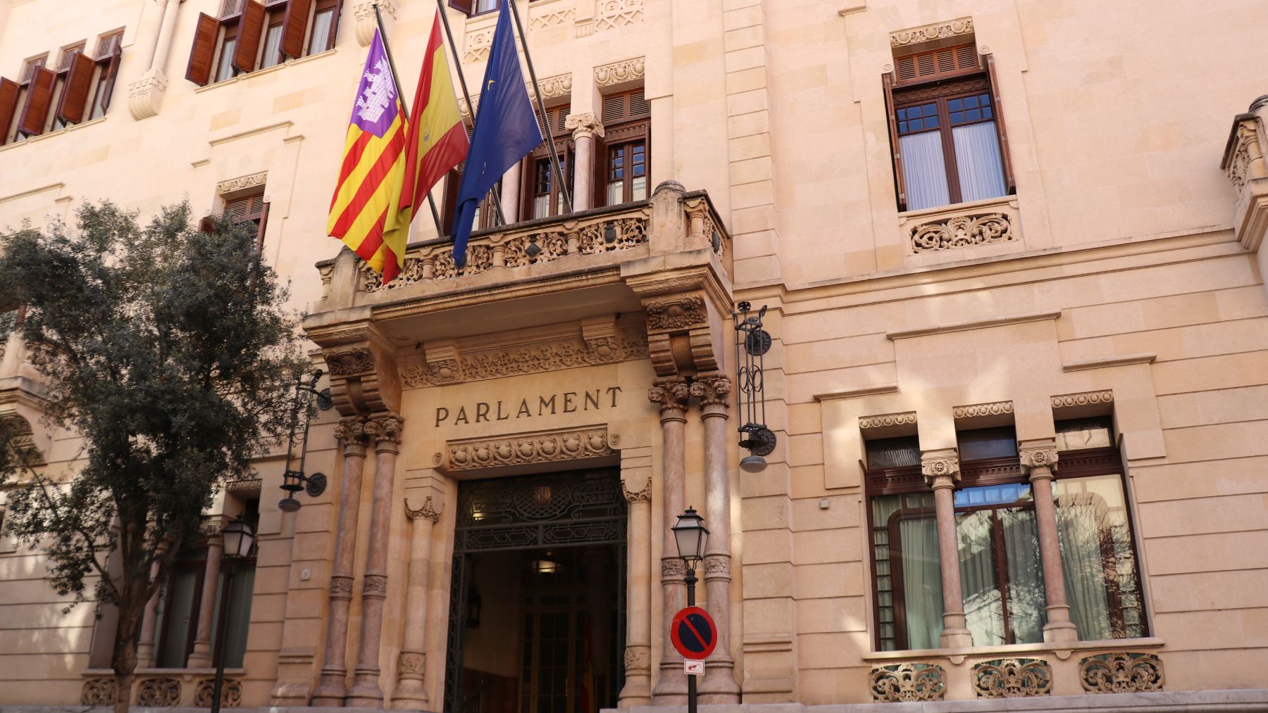 Fachada de la sede del Parlament.