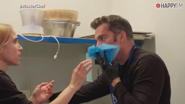 Ismael, concursante de MasterChef 13, se quema la cara. (RTVE)