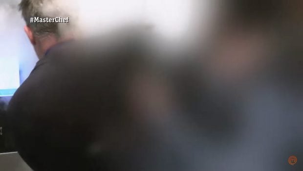 Ismael se quema la cara en MasterChef 13. (RTVE)
