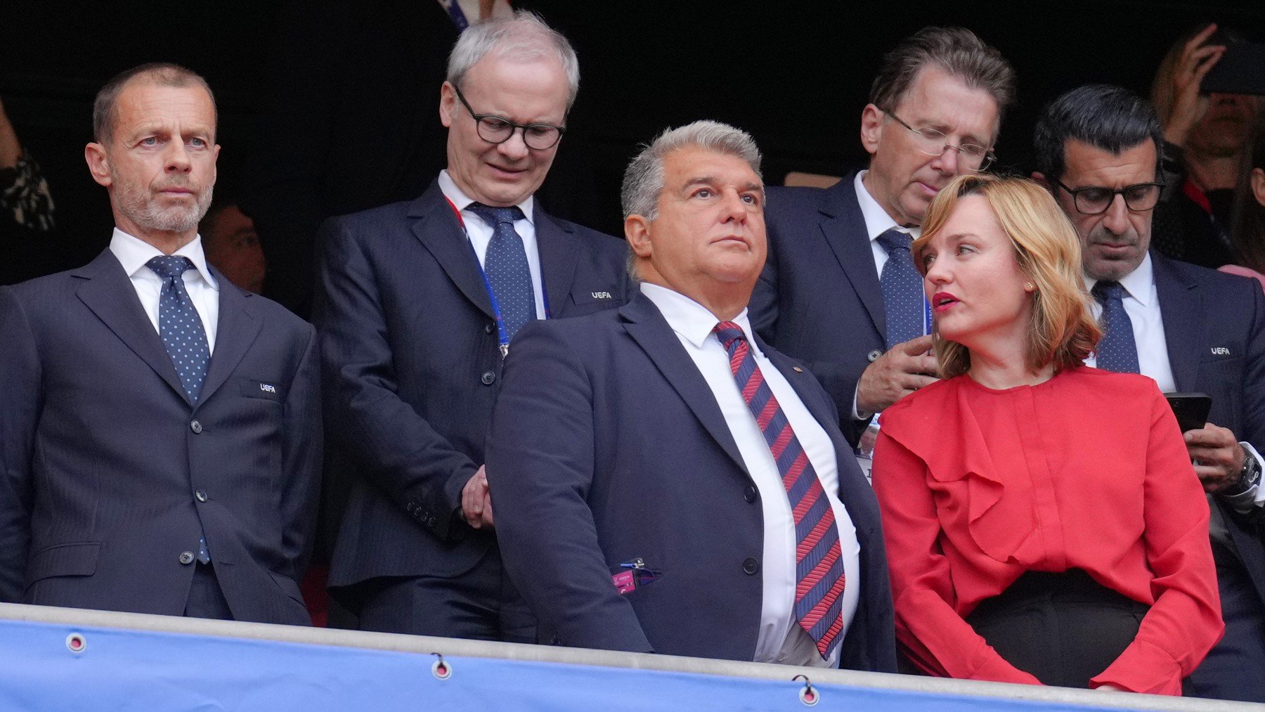 Laporta en el palco junto a Pilar Alegría y la plana mayor de la UEFA. (Getty)