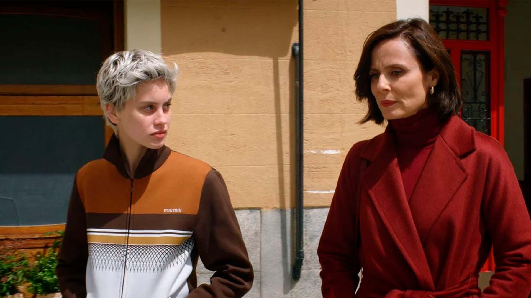 Milena Smit y Aitana Sánchez-Gijón en ‘Madres paralelas’ (Sony Pictures).