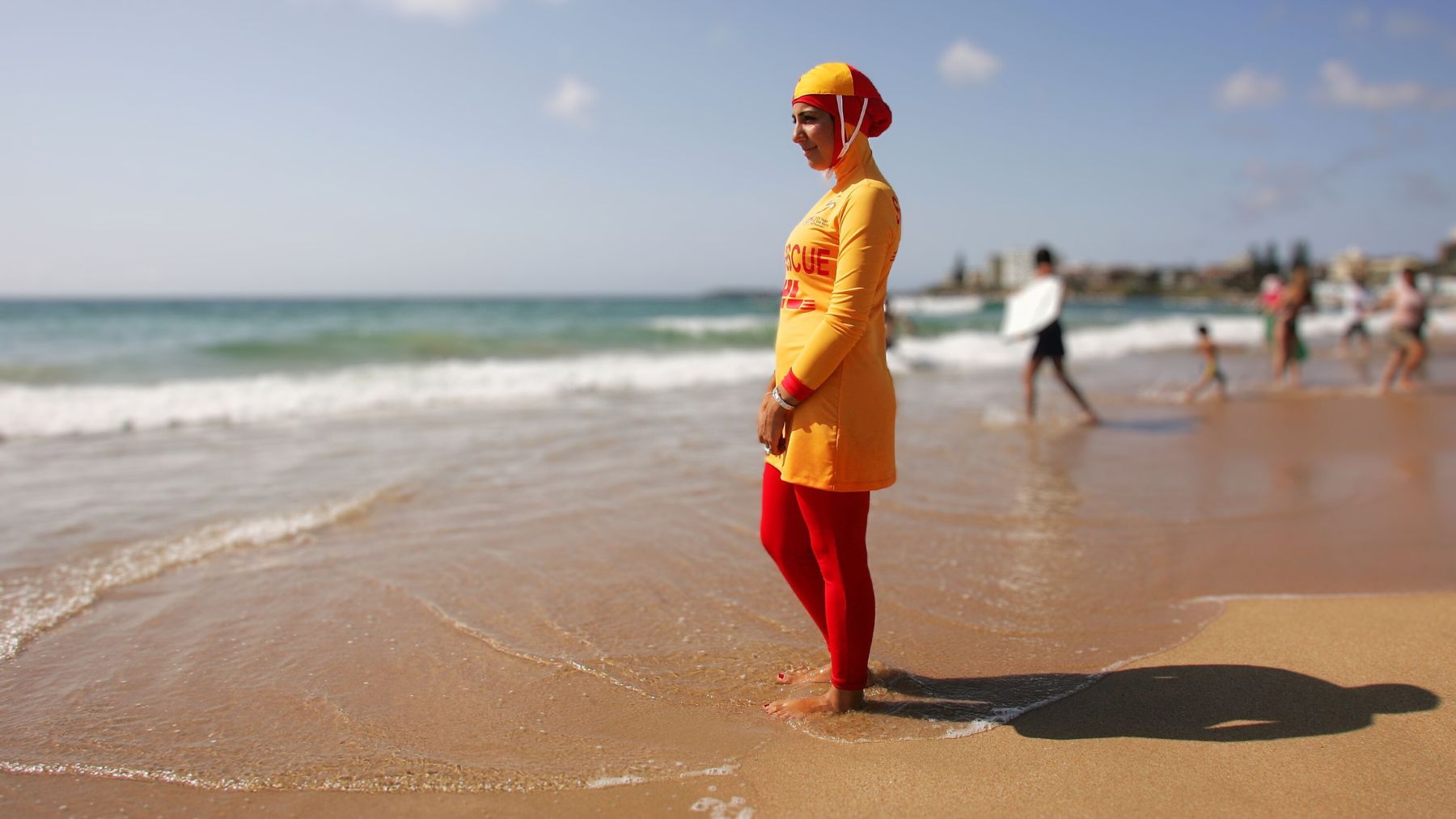 Mujer con burkini en una playa. (Getty)