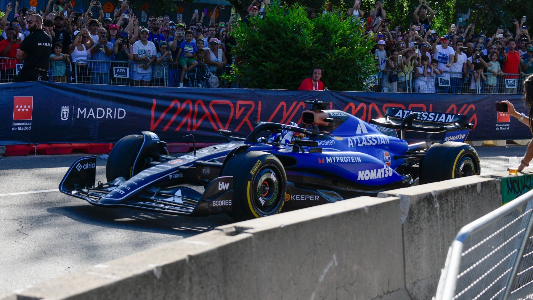 Carlos Sainz durante la exhibición en el circuito urbano de Madring. (EFE)
