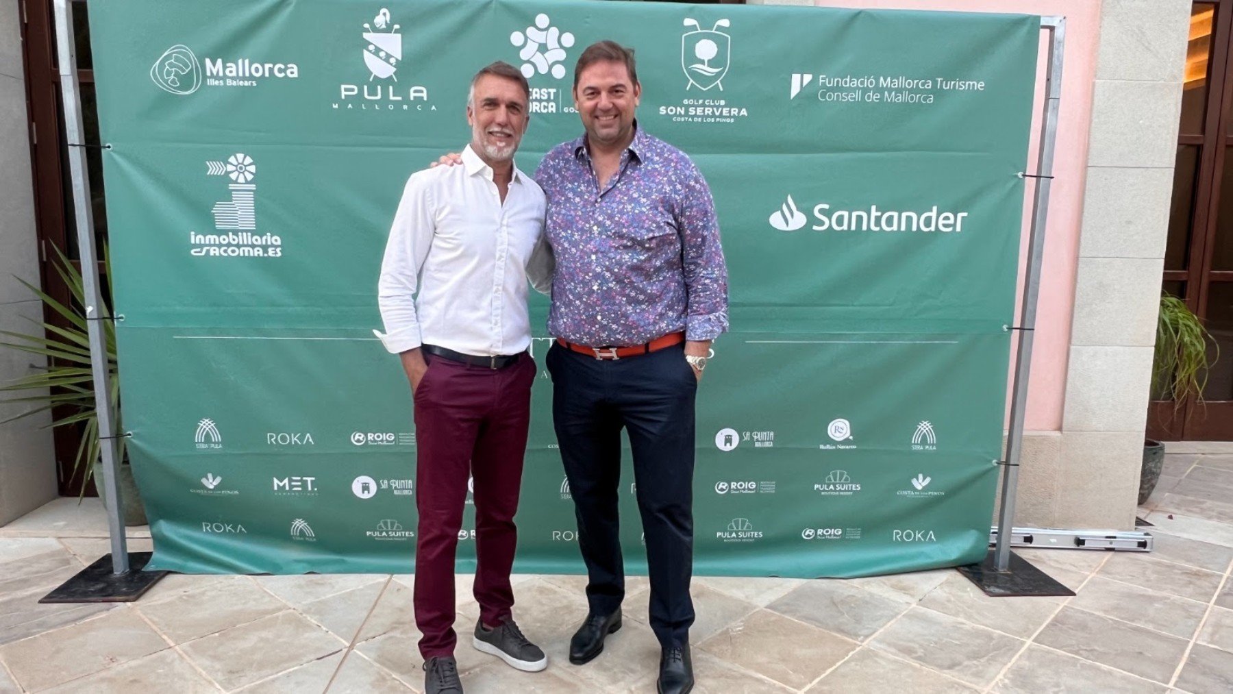 Toni Mir, CEO de Cap Vermell Group, con el futbolista argentino Gabriel Batistuta.