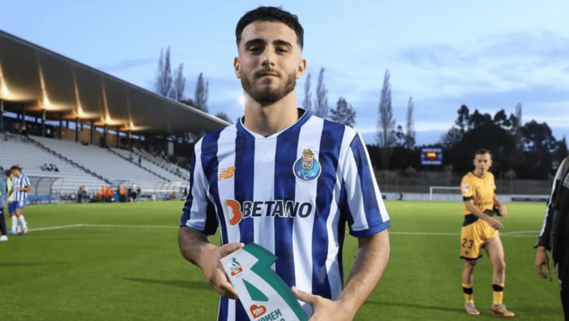 Ángel Alarcón con el Porto B y el trofeo de MVP del partido. (@angel7alarcon)