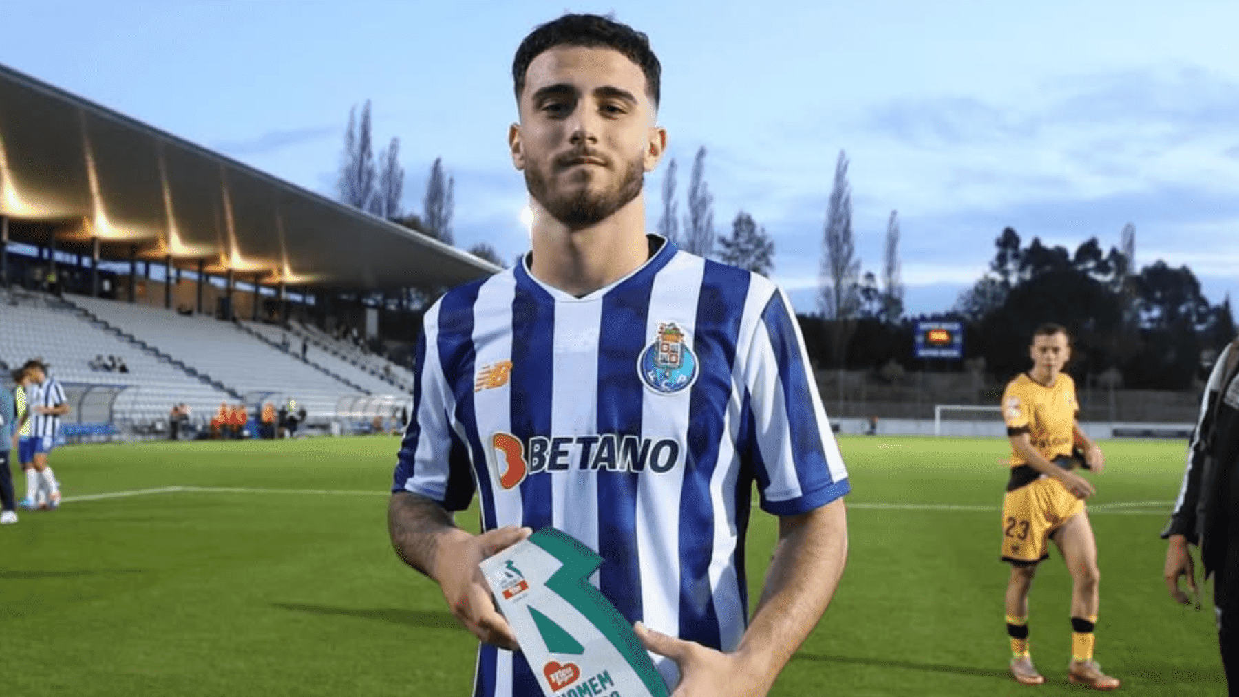 Ángel Alarcón con el Porto B y el trofeo de MVP del partido. (@angel7alarcon)