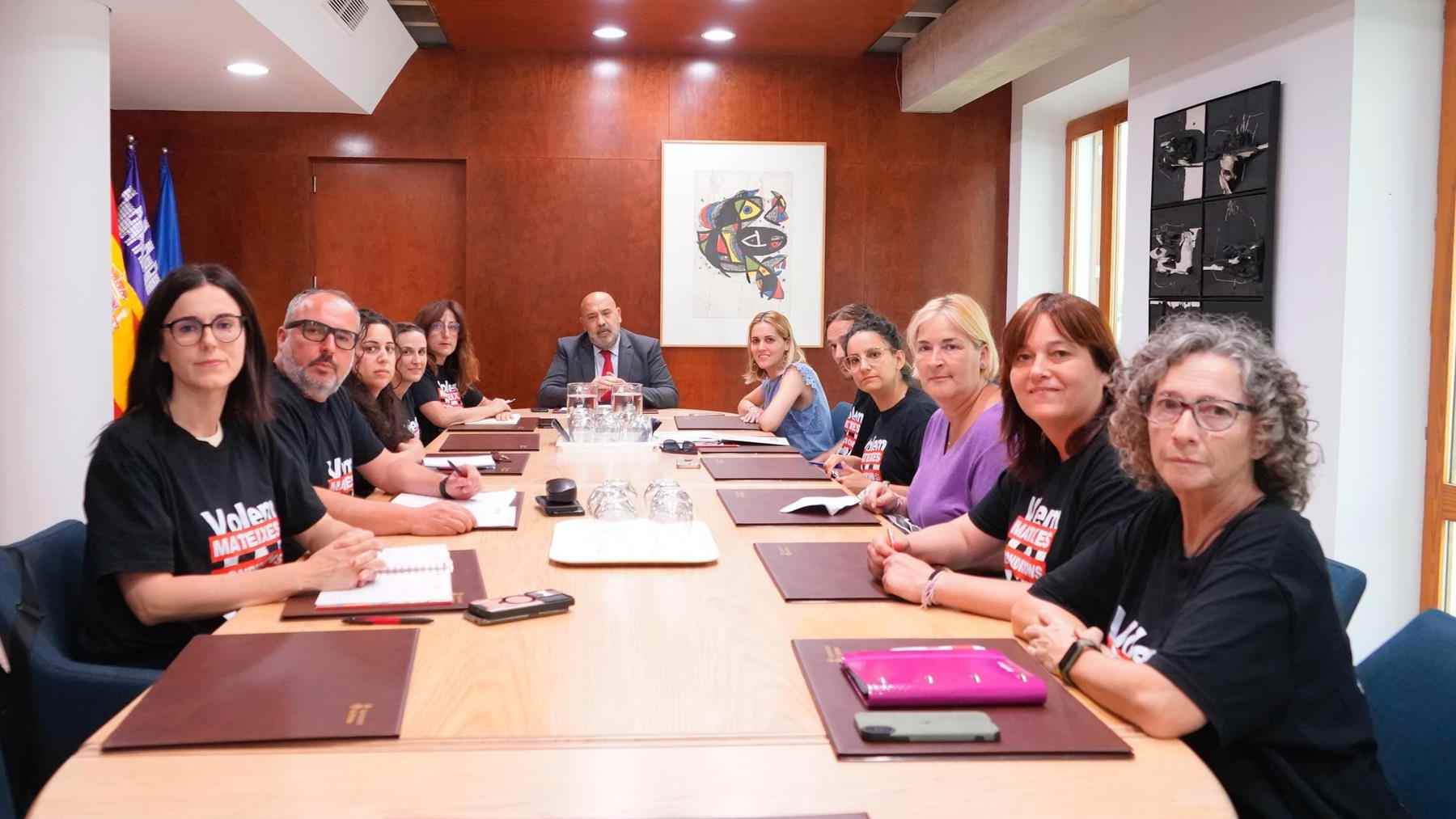 El alcalde de Palma, Jaime Martínez, reunido con sindicatos y trabajadoras de las guarderías externalizadas.