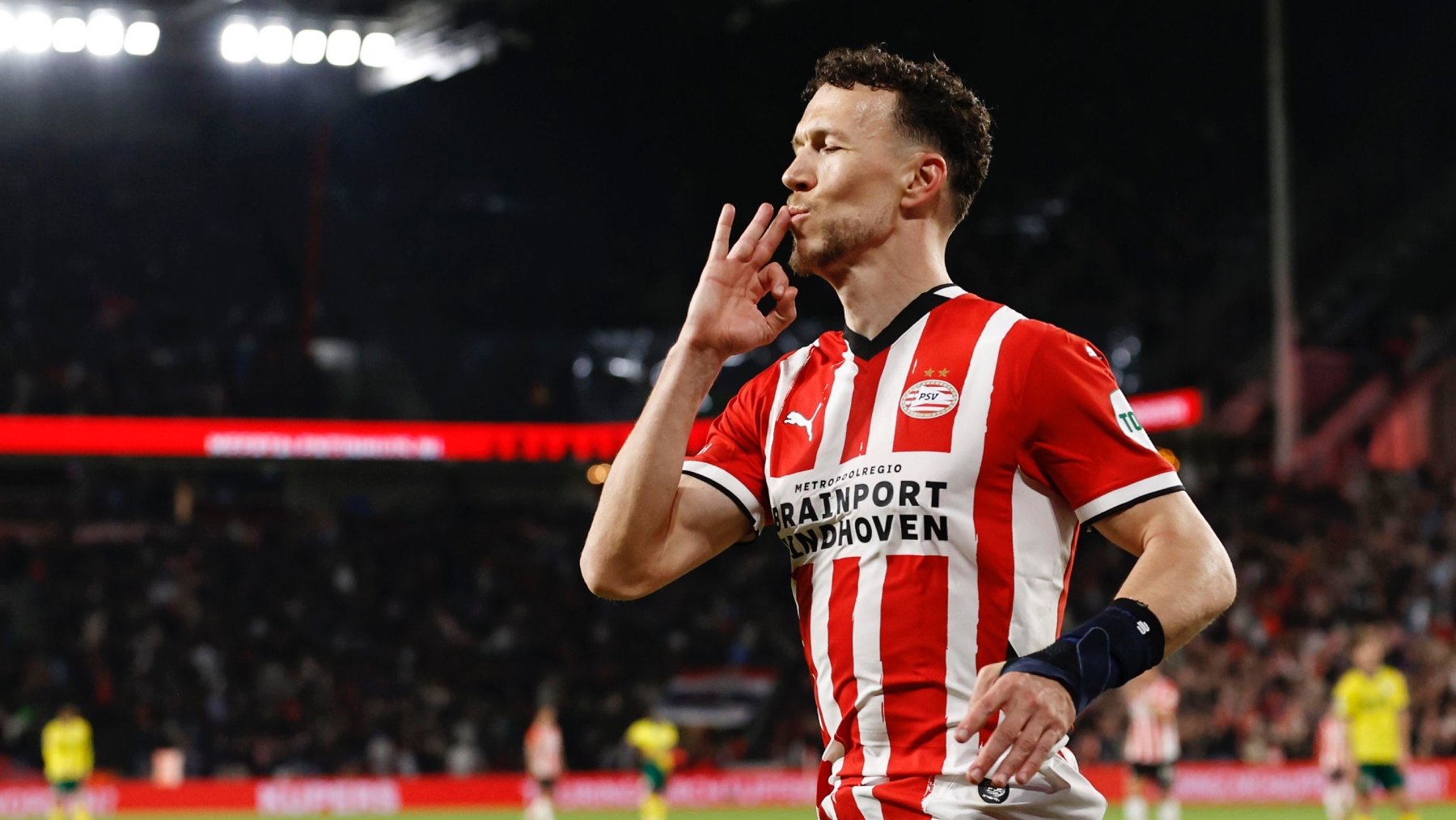 Ivan Perisic celebra un gol con el PSV. (EFE)