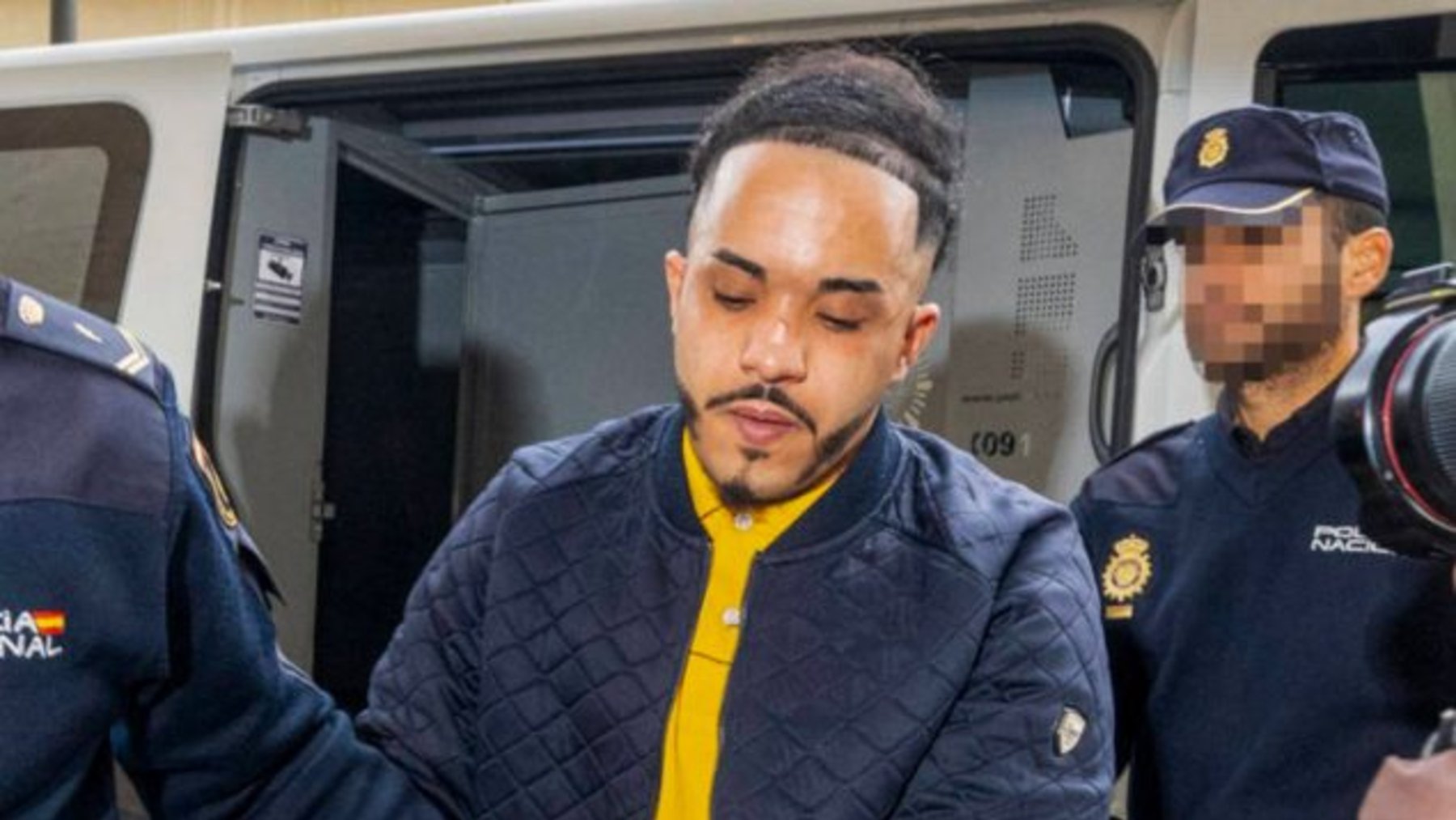 Yassine B., llegando a su juicio en la Audiencia de Granada. (Efe)