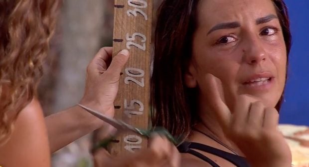 Laura Madrueño le corta 25 cm de pelo a Anita en 'Supervivientes 2025'. (Mediaset)