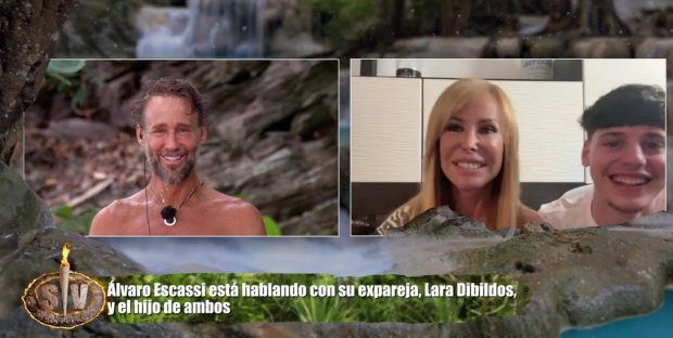 Álvaro Escassi habla con su familia en videollamada. (Mediaset)