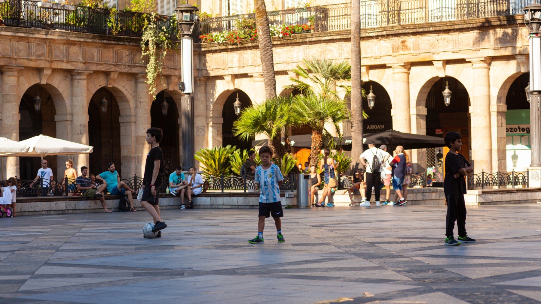 Niños jugando en una céntrica plaza.