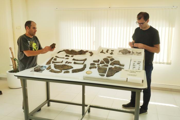 Región dorsal y ventral del caparazón del nuevo ejemplar de tortuga primitiva procedente de Ariño (Foto: Fundación Conjunto Paleontológico de Teruel-Dinópolis).