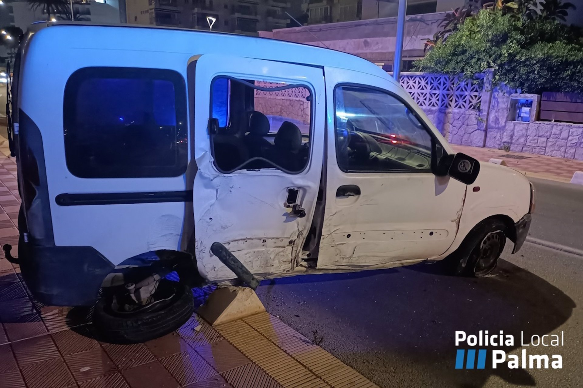 Vehículo accidentado en la Playa de Palma. POLICIA LOCAL
