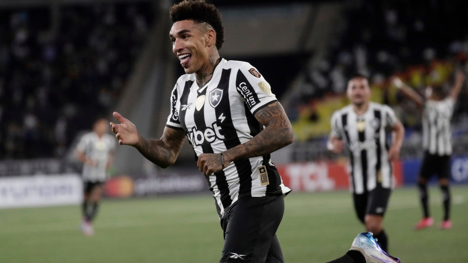 Igor Jesús celebra un gol con el Botafogo.