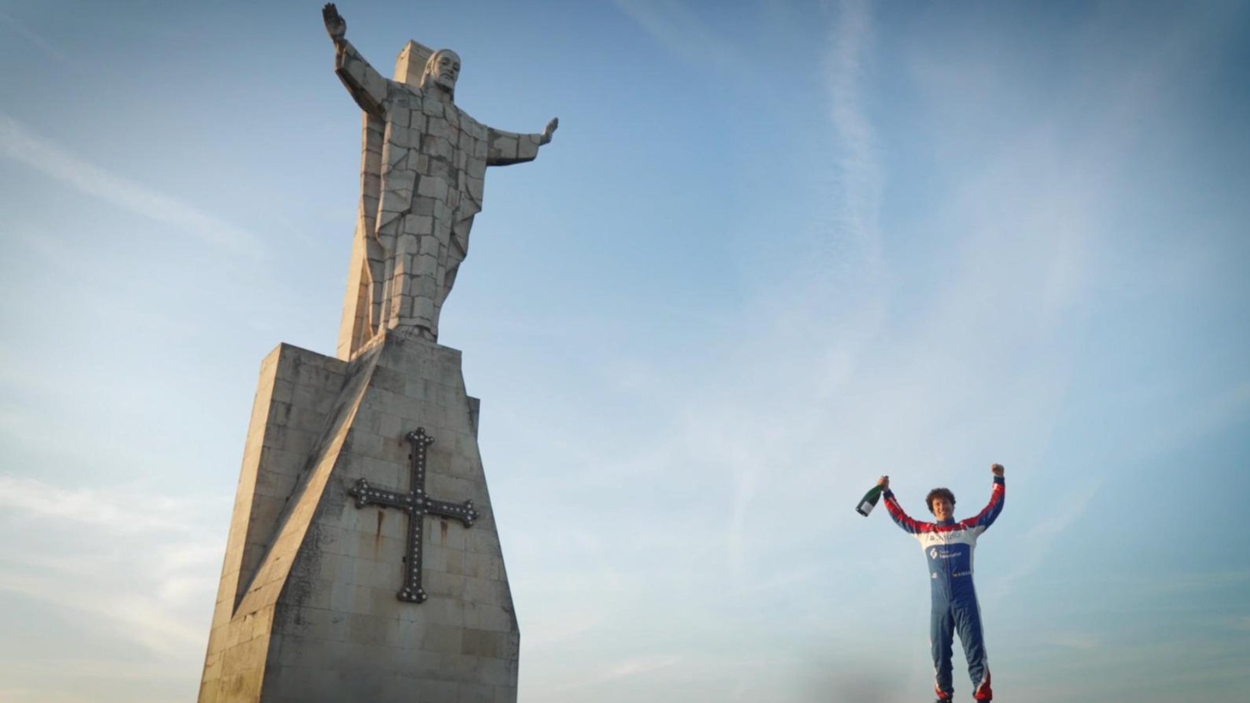 El piloto Javi Villa apoya la candidatura de Oviedo como Ciudad Europea del Deporte.