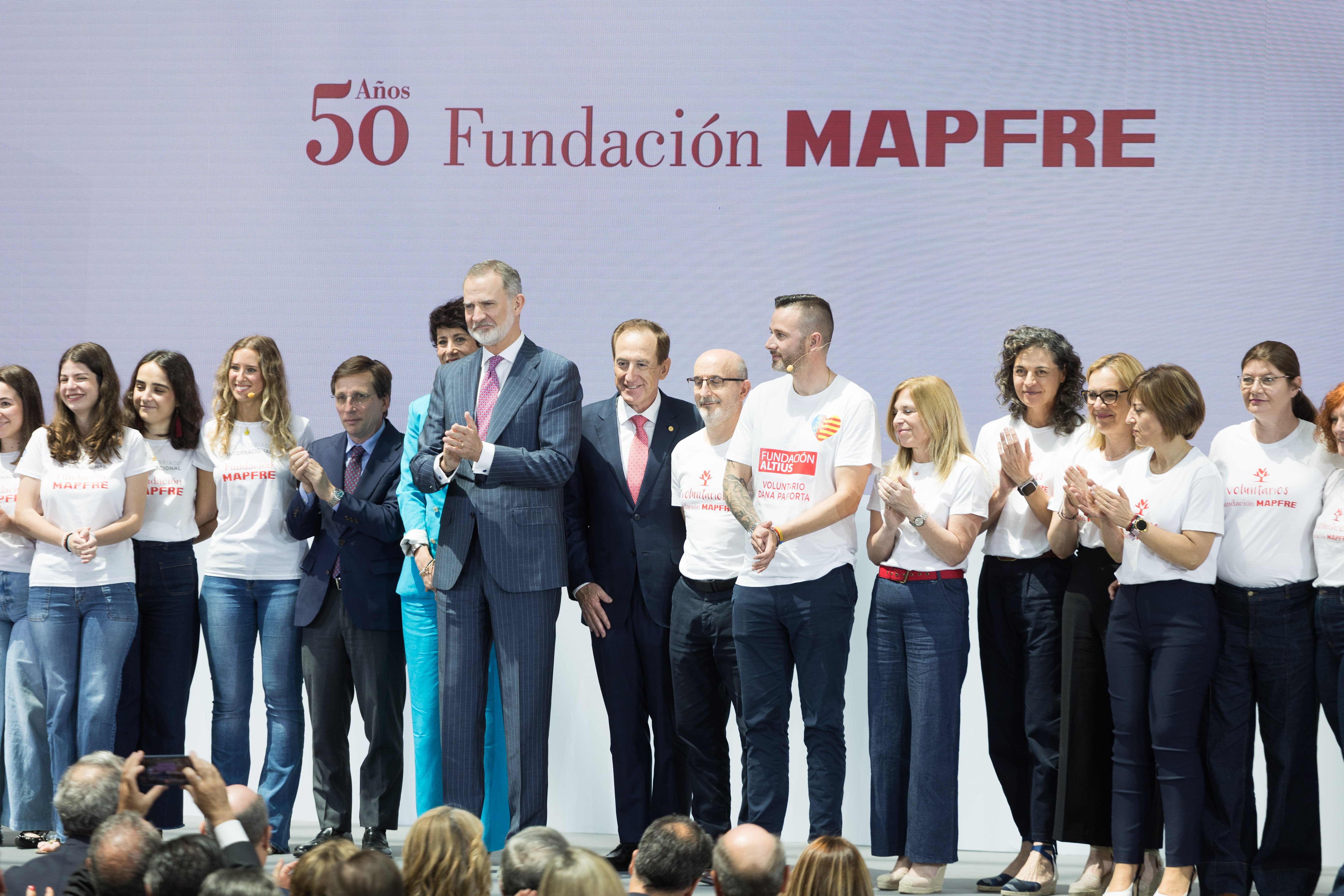 Felipe VI; Elma Saiz, ministra de Inclusión, y Seguridad Social; Antonio Huertas, presidente de Fundación MAPFRE; José Luis Martínez-Almeida, Alcalde de Madrid, y voluntarios de la fundación. @Mapfre