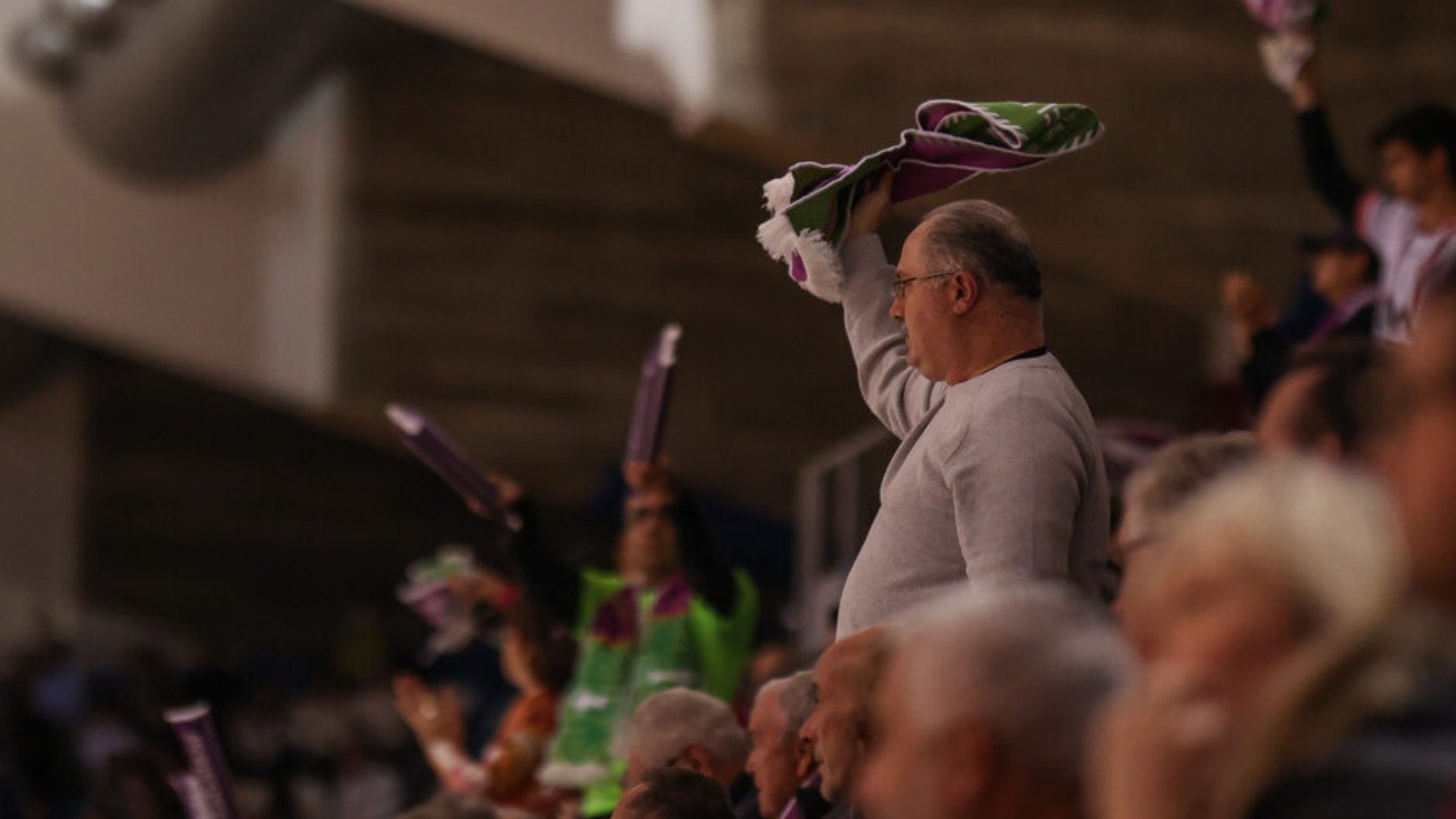 Aficionados en la grada de Son Moix.