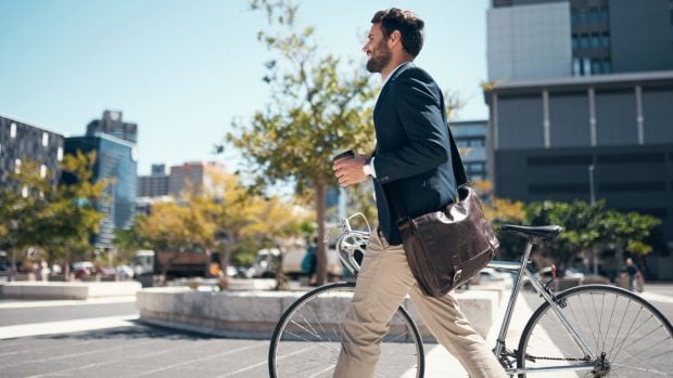 La bicicleta es uno de los medios de transporte más sostenibles y saludables para la ciudad. 