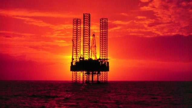 Plataforma de perforación petrolífera de la empresa Pennzenergy en el Golfo de México durante la puesta de sol. (Getty)