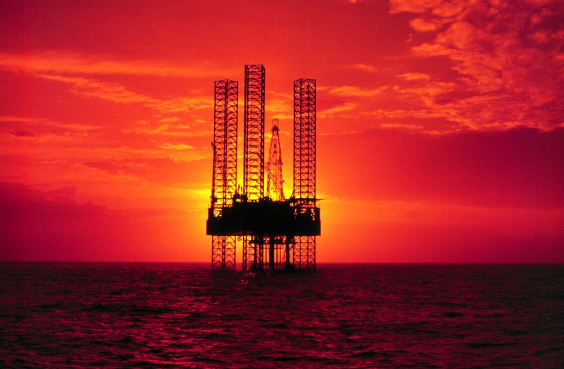 Plataforma de perforación petrolífera de la empresa Pennzenergy en el Golfo de México durante la puesta de sol. (Getty)