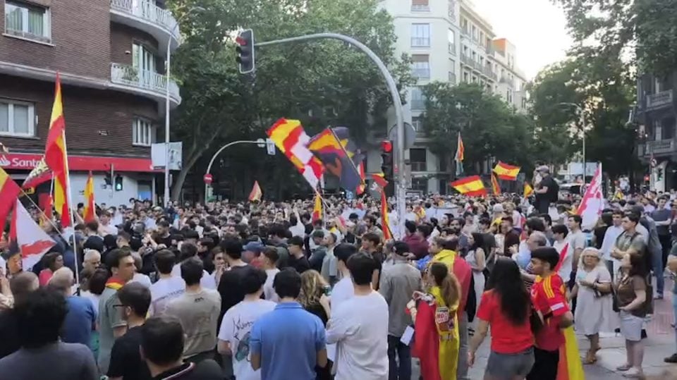 Cientos de personas se concentran en Ferraz al grito de ¡Sánchez dimisión! tras el informe de la UCO