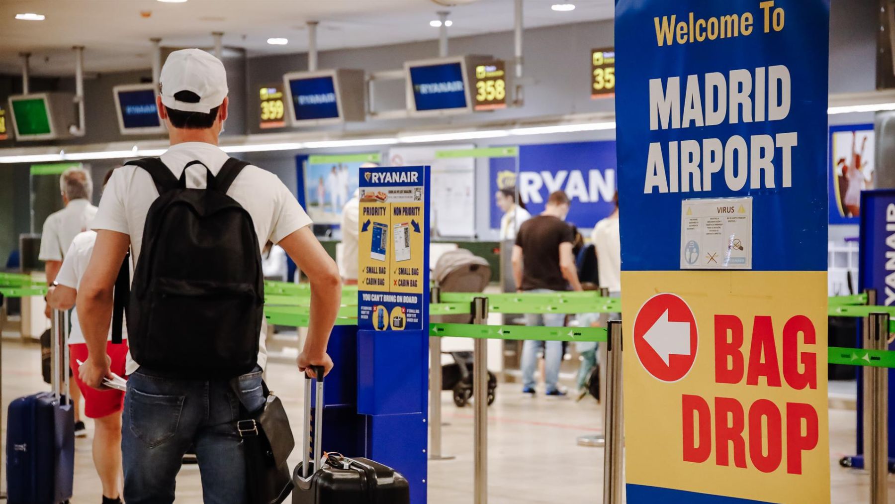 Pasajeros en el mostrador de Ryanair. (Foto: Europa Press)