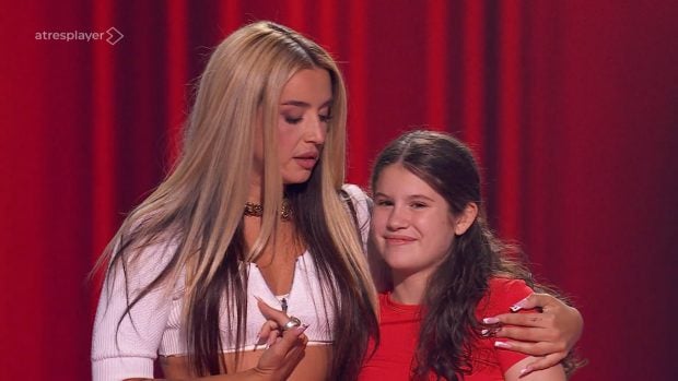 Lola Índigo y Eva en La Voz Kids. (Atresmedia)