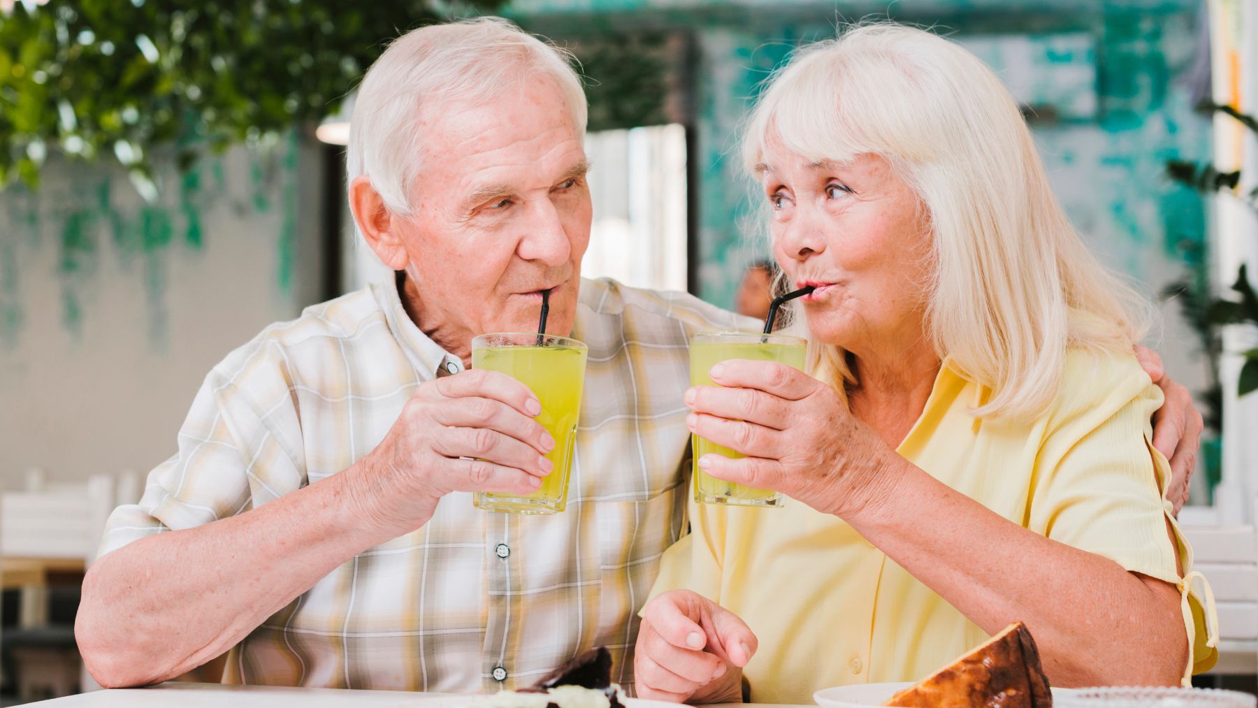 Dos personas mayores bebiendo una limonada. Foto: Freepik