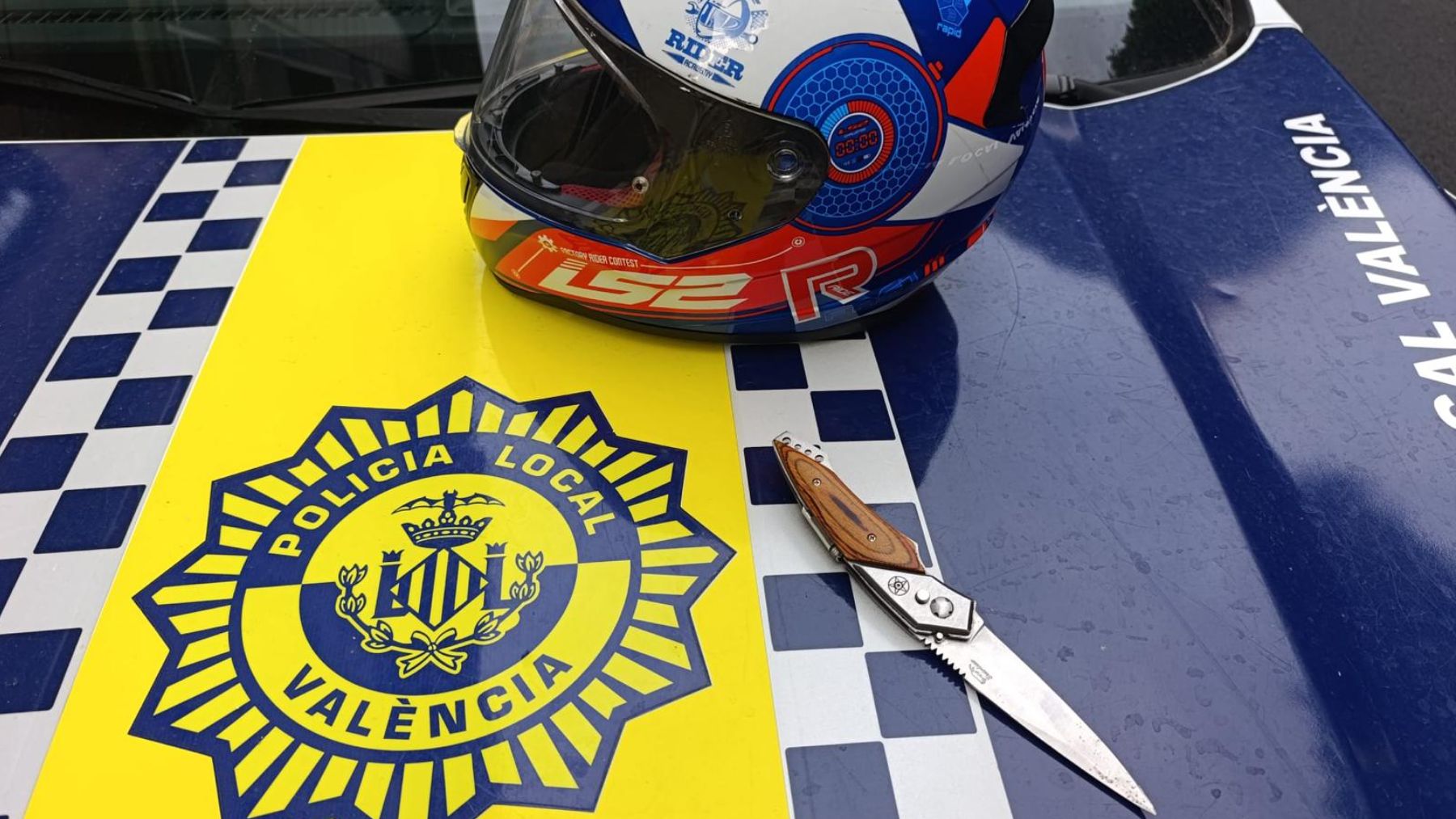 En primer término, la navaja que el detenido escondía en la moto robada.