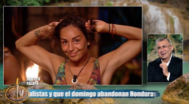 Anita Williams le enseña su peinado a Jorge Javier Vázquez. (Mediaset)