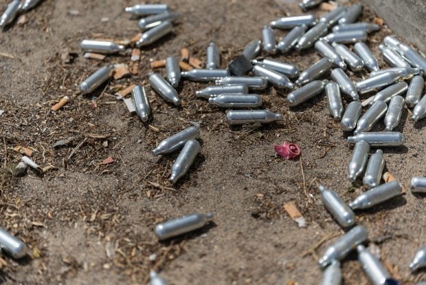 Botellas de "gas de la risa" en un parque. 