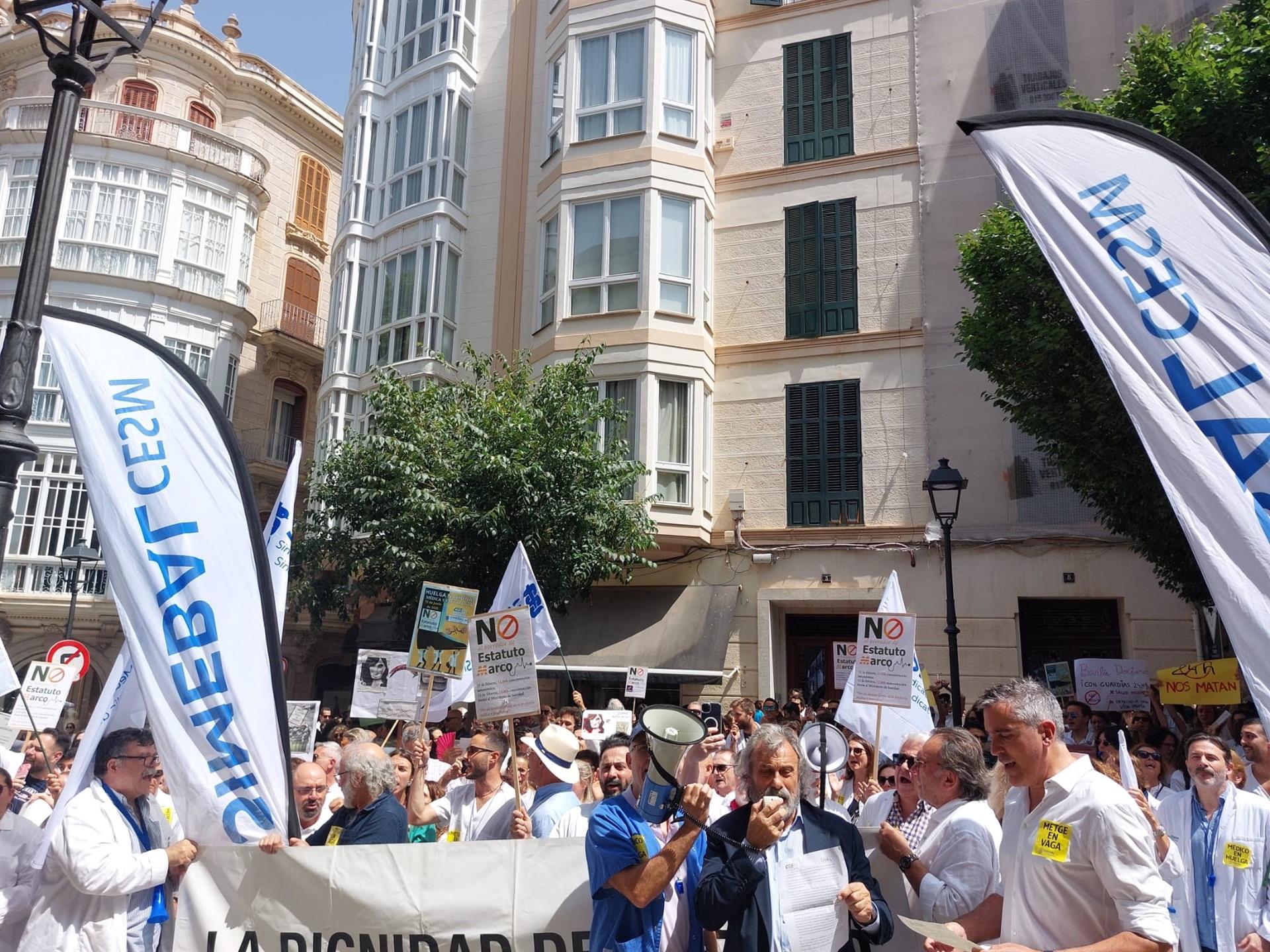 Concentración de médicos de Baleares frente a la Delegación del Gobierno. EUROPA PRESS