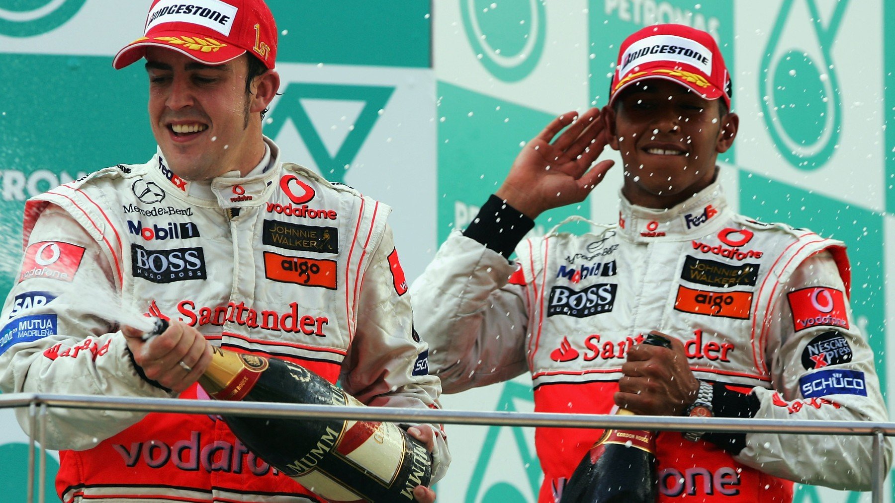 Lewis Hamilton y Fernando Alonso cuando eran compañeros de equipo. (Getty)