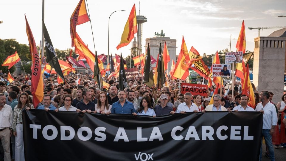 Miles de personas secundan la marcha de Vox contra Sánchez al grito de ¡dimisión! y ¡elecciones ya!”