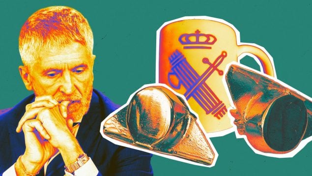 Marlaska gasta 66.000 € en pendientes de tricornio y tazas para «mantener el prestigio» de la Guardia Civil