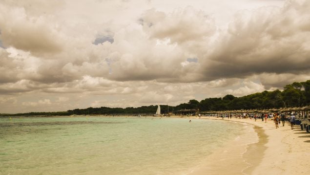 Playa virgen de aguas turquesas