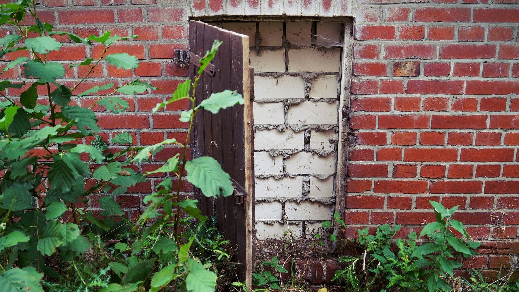 Puerta tapiada.