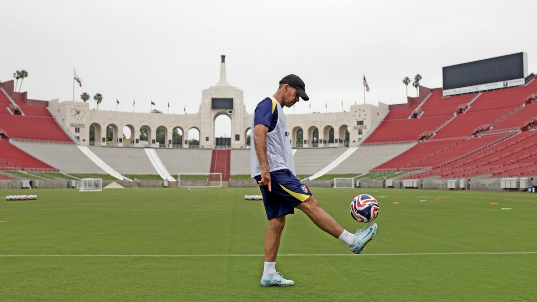 Simeone, en el Memorial Coliseum de Los Angeles.